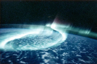 Aurora Borealis (Nordlichter) vom Weltraum aus gesehen.